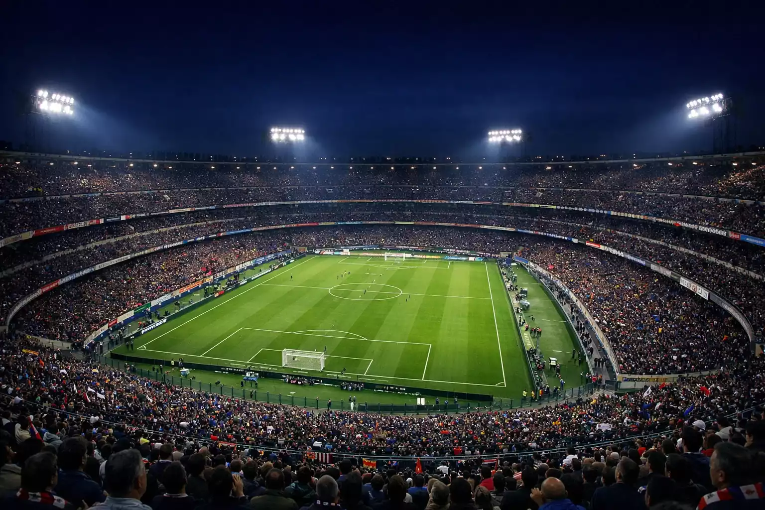 Stadio italiano illuminato durante una partita serale di Serie A
