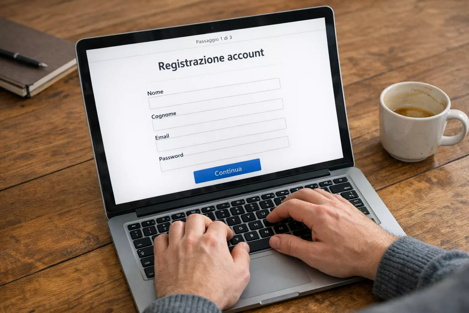 Persona che compila un modulo di registrazione su un laptop